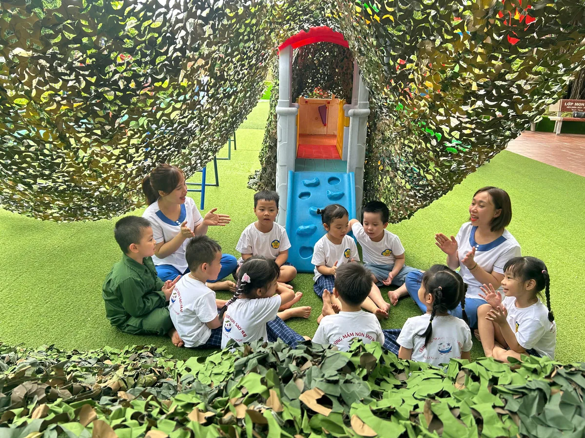 Cô và bé bên sản phẩm lưới ngụy trang