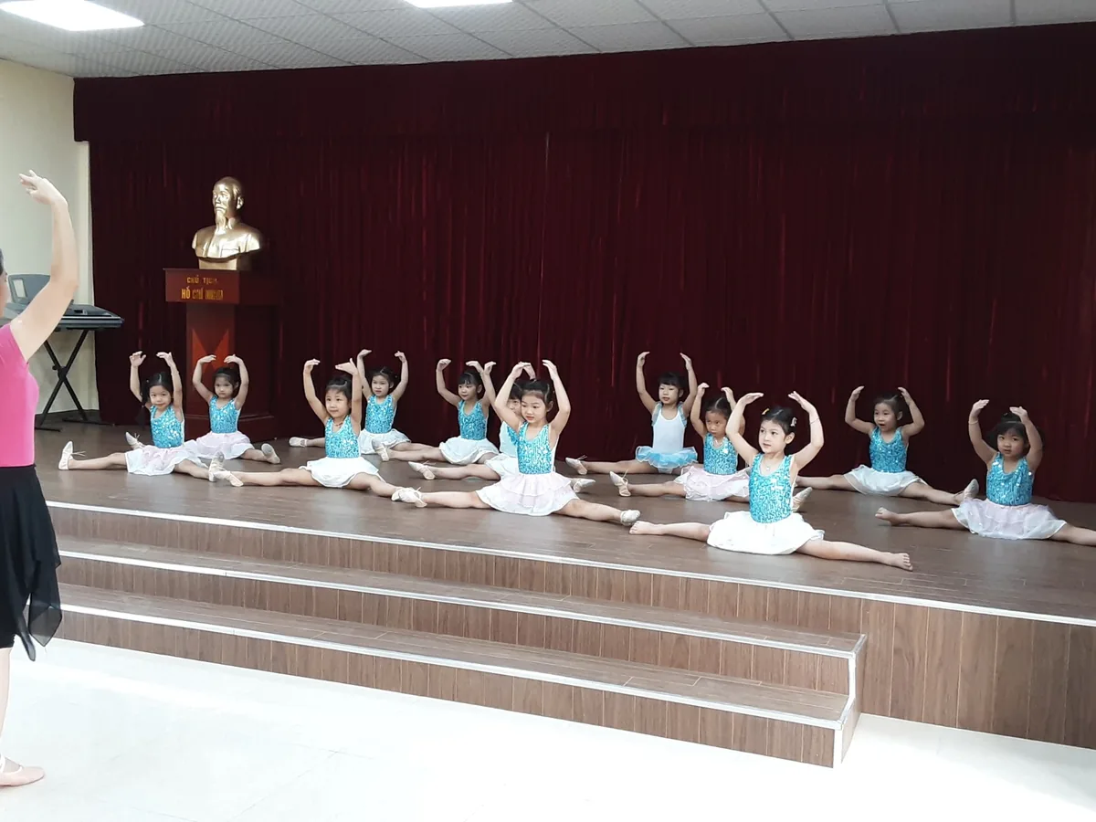 Hoạt động năng khiếu múa của bé