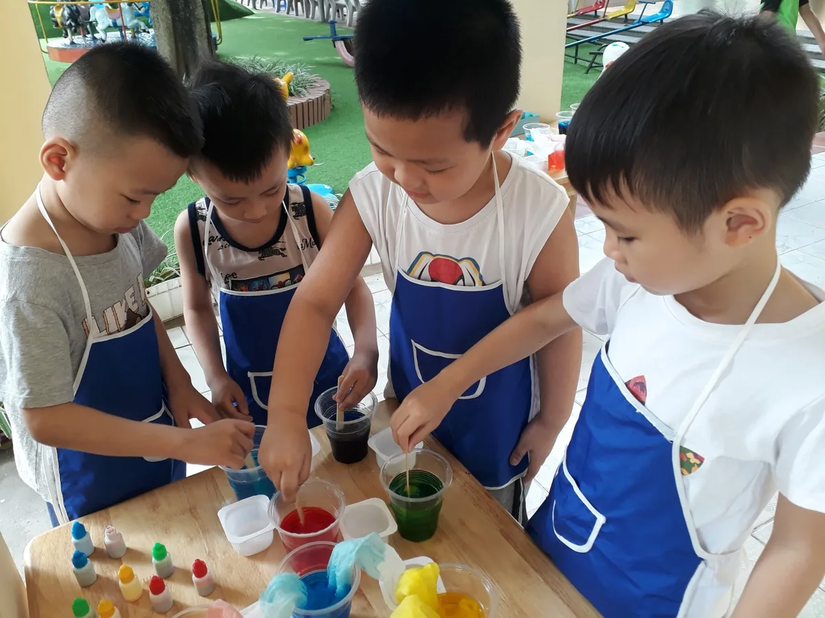 Các bé thực hiện thí nghiệm sự dịch chuyển của nước
