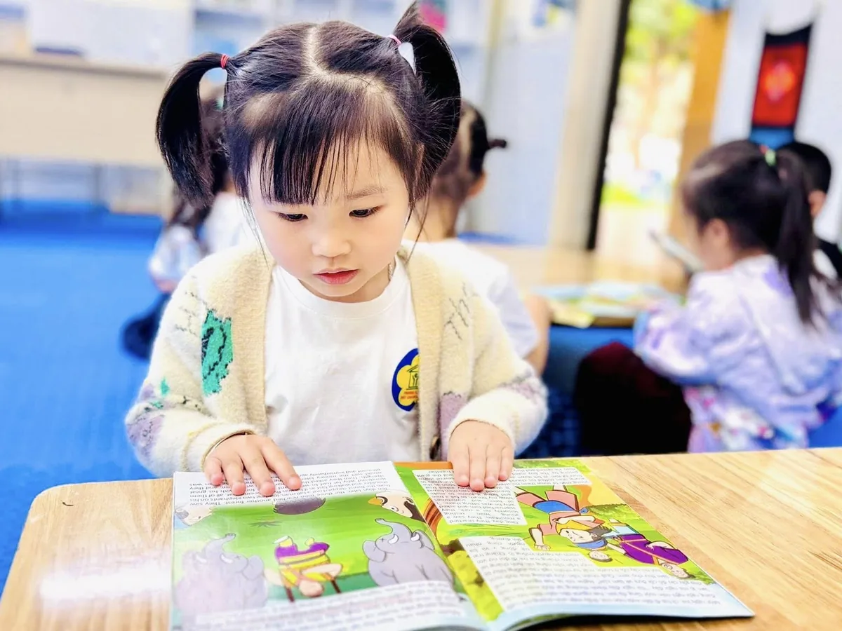 Bé đọc sách tại thư viện nhà trường