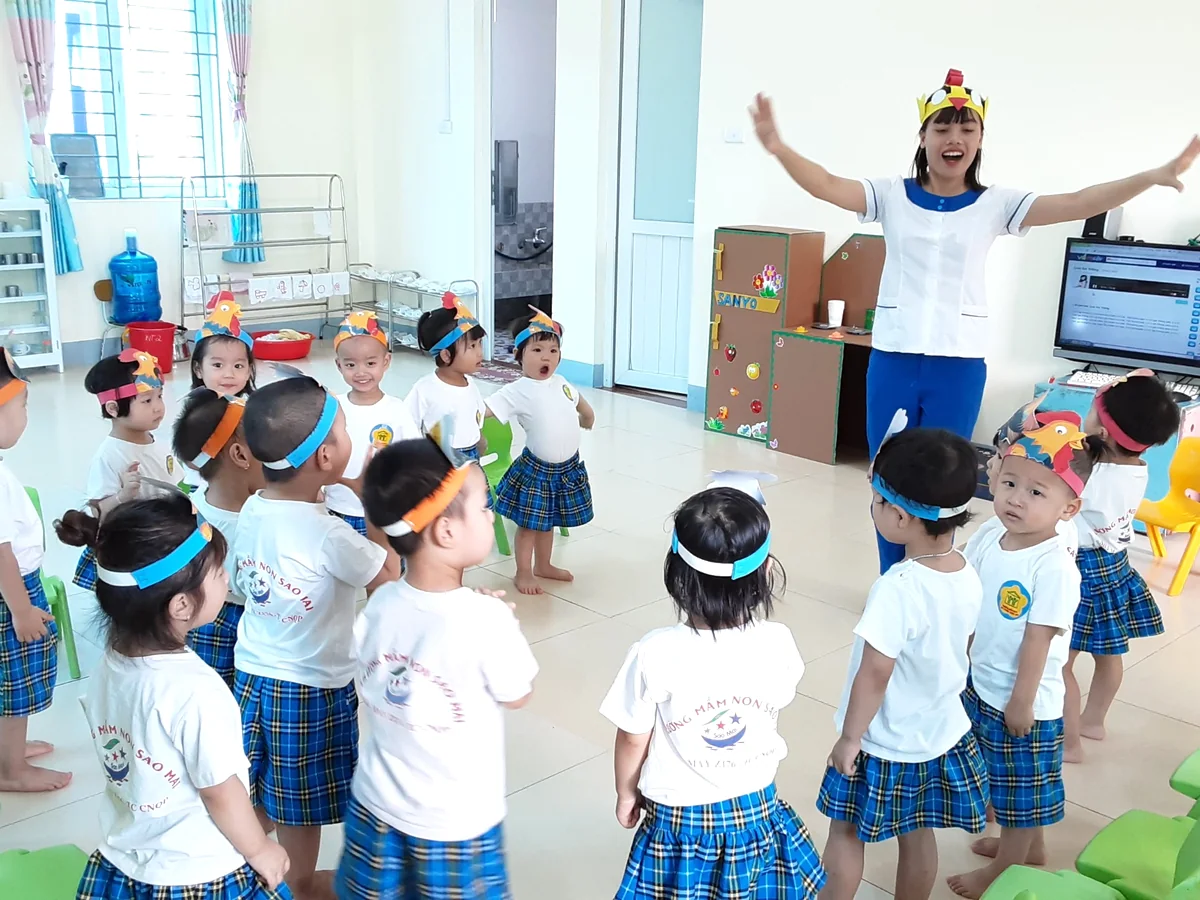 Cô và các bé trong hoạt động tại lớp