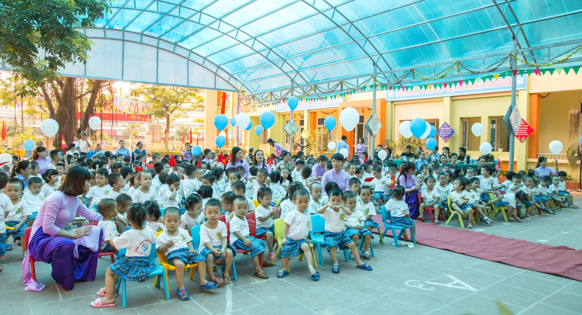 Hoạt động tập thể của học sinh trong sân trường