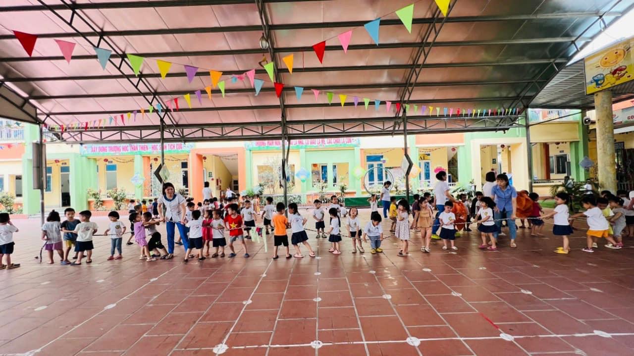 Giao lưu kéo co, nhảy bao bố