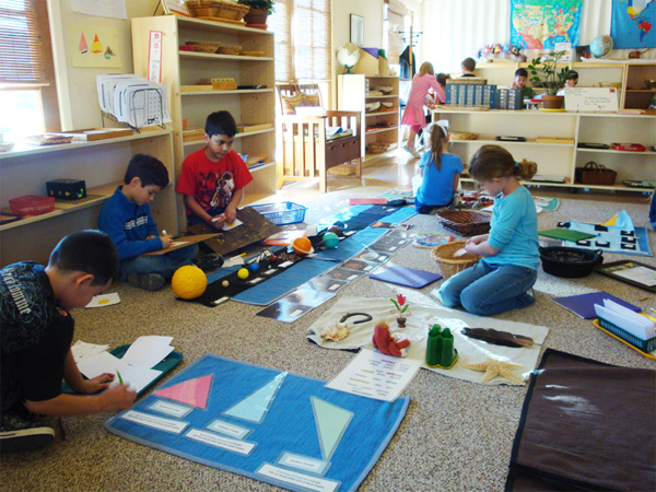 Dạy con kiểu Montessori, mẹ cần biết gì?